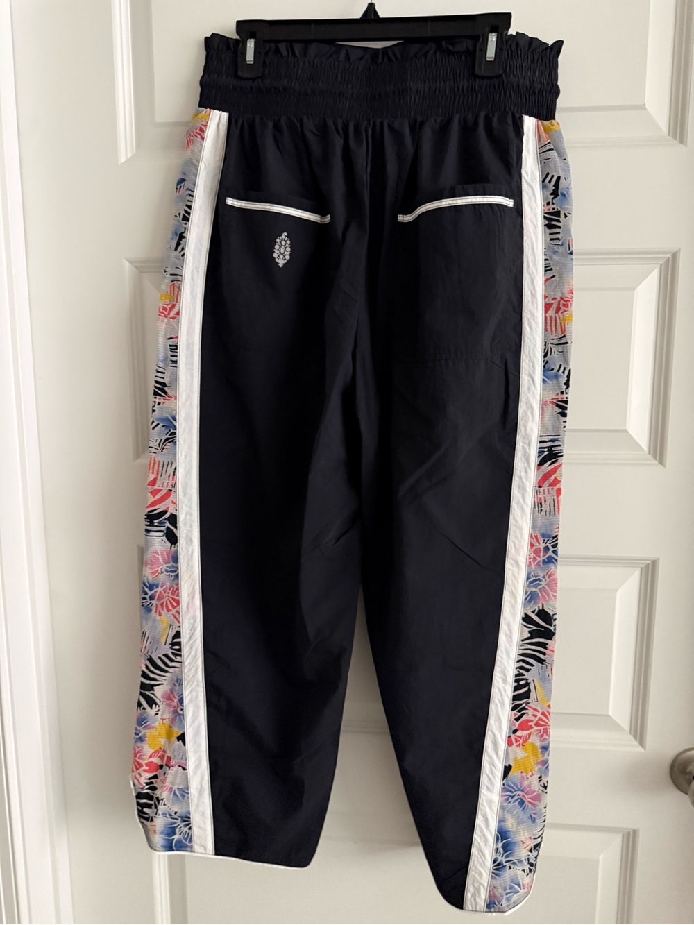 NWT FREE PEOPLE Black Pants in mystic floral Side Panels
Size L - Picture 9 of 10